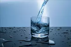 4 فوائد مهمة لشرب الماء بعد الإفطار: ترطيب وصحة للجسم