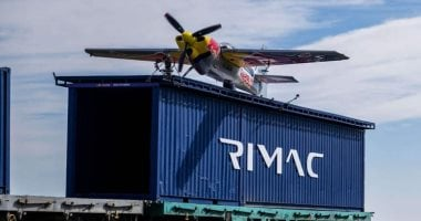 طيار إيطالي يحقق هبوطاً تاريخياً على قطار متحرك