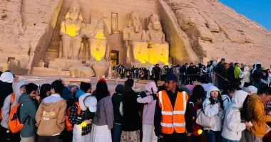آلاف السياح يصطفون أمام معبد أبو سمبل لتعامد الشمس