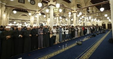 آلاف المصلين يؤدون العشاء والتراويح في الجامع الأزهر في سادس ليالي رمضان
