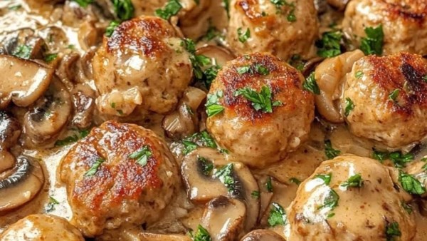 كرات دجاج بصوص المشروم الكريمي كطبق جانبي لعزومات