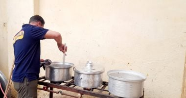 مائدة لم الشمل تقليد رمضاني مستمر في دنفيق بقنا منذ 45 عامًا