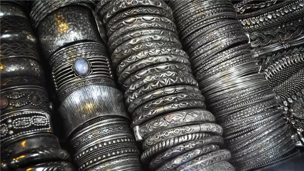 الفضة في مصر اليوم: أسعار مستقرة مع اختلاف الأعيرة والسبائك