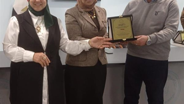 تكريم وكيل وزارة التعليم بالسويس دعماً لمبادرة «رهن إشارتك»