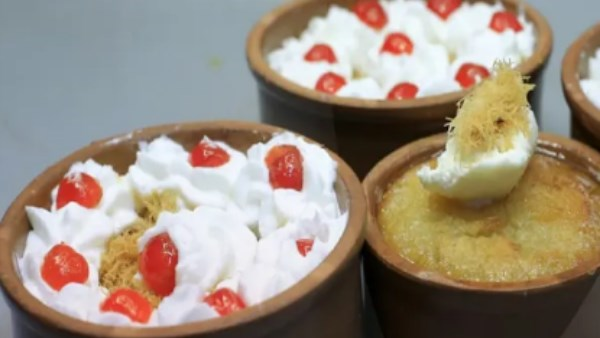 حلويات رمضان: طبقات البسبوسة بالكنافة والكريز والقشطة