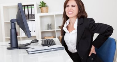 الجلوس الطويل وتأثيره على العمود الفقري ونصائح الوقاية
