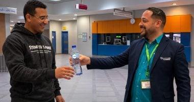 توزيع التمر والماء لركاب الخط الثالث للمترو والقطار الكهربائي في رمضان