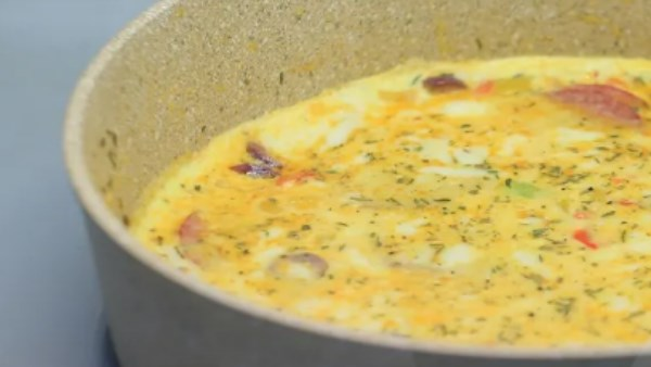 سحور شهي: وصفة طاسة بيض بيتزا