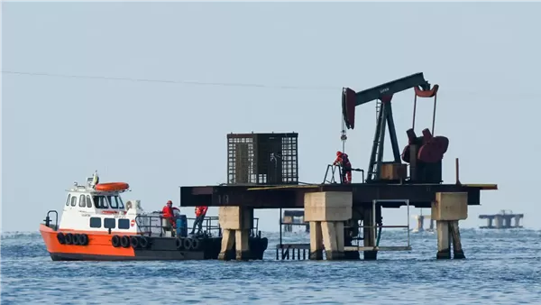 مصطفى بكري: إغلاق مضيق هرمز يهدد اقتصاد العالم وأسعار الطاقة والغذاء