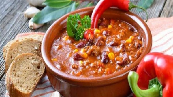 فول بالسجق الساخن: وصفة سريعة ولذيذة للسحور