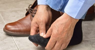 هل تعالج الجوارب الضاغطة الدوالى؟ الخبراء يوضحون