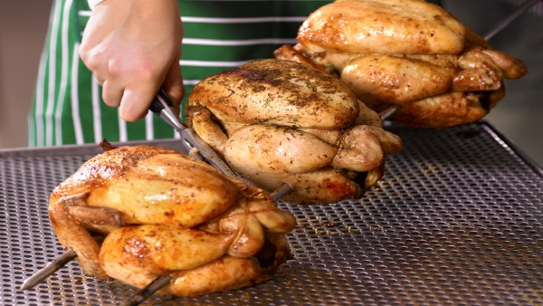 فراخ مشوية بصوص التمر الهندي المدخن.. نكهة رمضانية جديدة