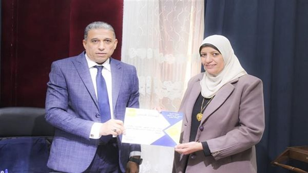 التعليم يكرم مديرة مدرسة بالجيزة بعد ارتفاع الحضور إلى 96%