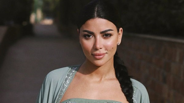 كارولين عزمى تثير جدلاً بقفطان مطرز أنيق