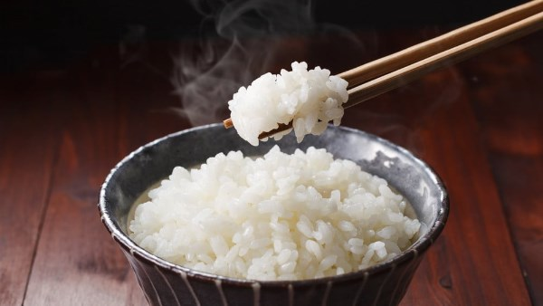 لماذا يضيف بعض الطهاة الخل إلى الأرز؟ السر وراء طعمه الأفضل