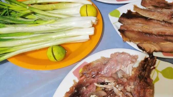 قبل أكل الرنجة والفسيخ في العيد. البصل الأخضر يقي من أضرار الملح