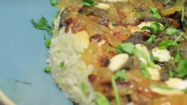 أرز بسمتي مع كبد الدجاج واللوز والزبيب لسفرة رمضان