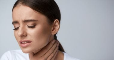 مع اقتراب الربيع: أسباب جفاف الحلق وخشونته وطرق العلاج