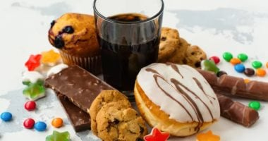 صحتك أولاً: هل المشروبات السكرية تسبب القلق والتوتر وجفاف الحلق