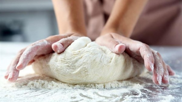 مخاطر كارثية عند تذوق عجينة الكعك قبل الخبز