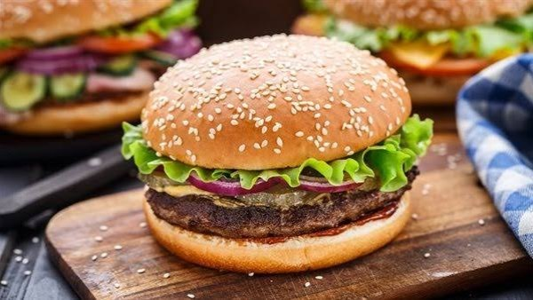 خلال دقائق بسيطة: برجر سماش مقرمش ولذيذ