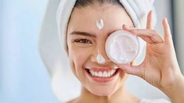 ماسكات طبيعية تمنح بشرتك إشراقة فورية قبل العيد