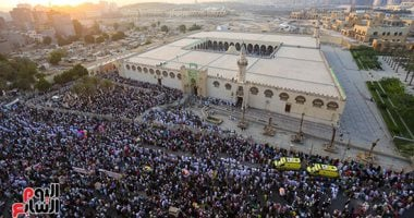 آلاف المصلين في ساحة مسجد عمرو بن العاص في أول أيام عيد الفطر 2026