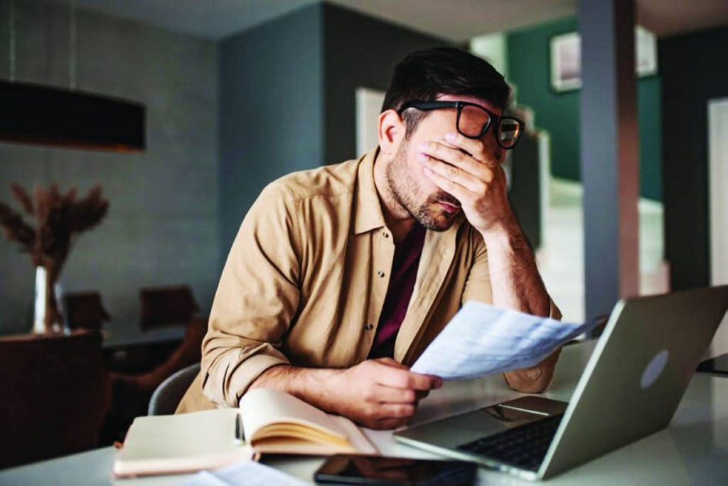 الضغوط المالية تعجّل شيخوخة الدماغ