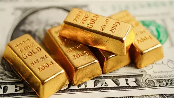 الذهب يتراجع عالميا بقيمة تفوق 130 دولارا للأوقية