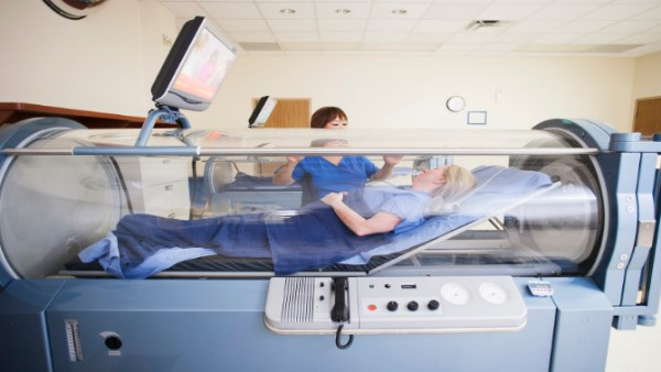 ما أسباب استخدام العلاج بالأكسجين المضغوط ومخاطره؟