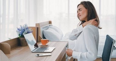 ألم أعلى الظهر أثناء التنفس: الأسباب ومتى يكون خطيرًا