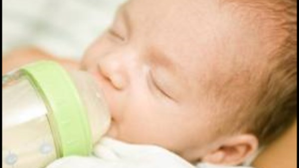 متاعب السنة الأولى ونصائح للأم عندما يستيقظ طفلها ليلاً