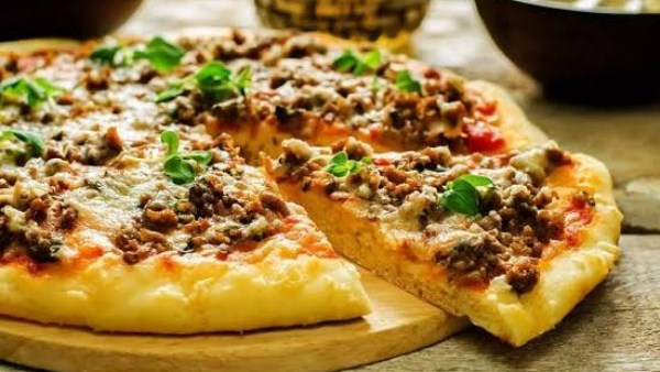 وصفة بيتزا باللحمة المفرومة بعجينة هشة