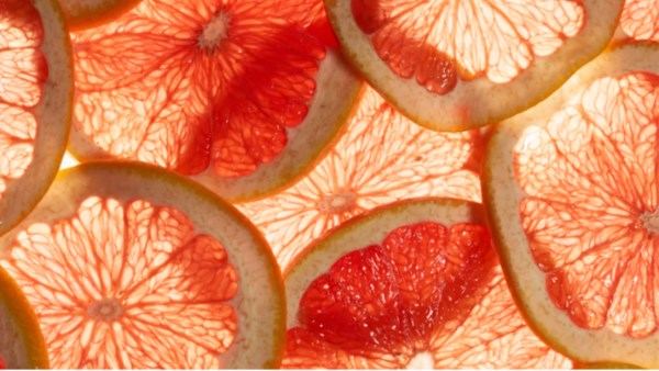 13 أطعمة تعزز إنتاج الكولاجين طبيعياً لبشرة أكثر نضارة وشباباً