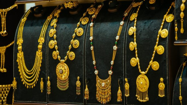 خبيرة فلك تحدد أفضل وقت لشراء الذهب