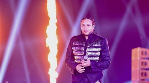 لمسة زوجته تحدث الفرق ويجز يبرز بإطلالة مميزة في حفله الأخير