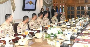 الفريق أشرف سالم زاهر يلتقي مقاتلي الجيشين الثاني والثالث الميدانيين