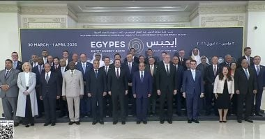 الرئيس السيسي يشارك في صورة تذكارية مع المشاركين بمؤتمر مصر الدولى للطاقة
