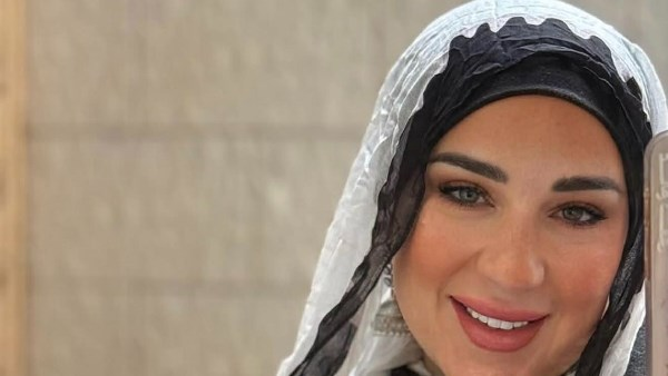 لفات حجاب مختلفة لأسماء شريف منير وتظهر احتشامها